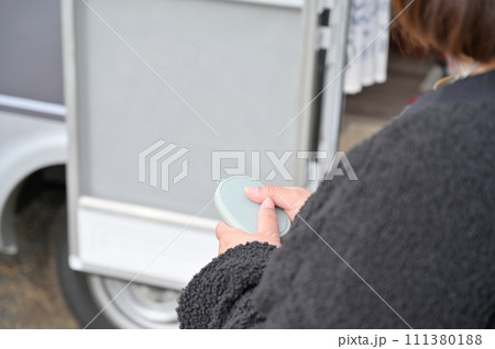 冬のキャンピングカー旅行 ハンドウォーマー(充電式カイロ)で手を温める若い女性 冬のキャンピングカー旅行 ハンドウォーマー(充電式カイロ)で手を温める若い女性 111380188