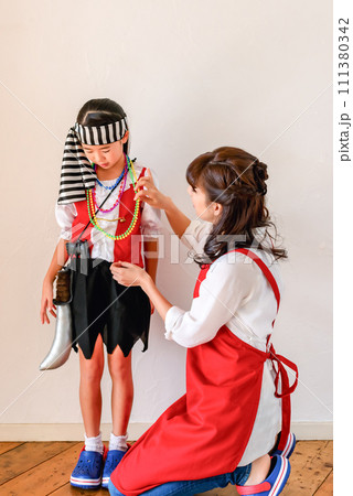 ハロウィン用海賊衣装の子供 111380342
