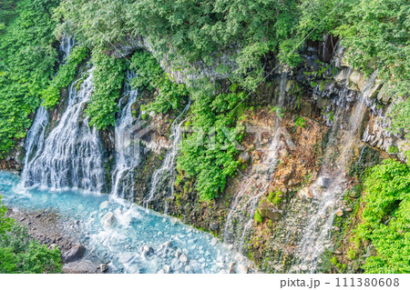 北海道美瑛町 北海道有数の観光名所 夏の白ひげの滝 北海道美瑛町 北海道有数の観光名所 夏の白ひげの滝 111380608