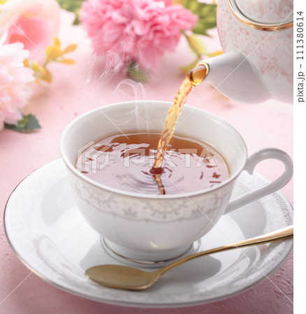 贅沢なお茶の時間 紅茶タイム (ティータイム)　紅茶とお花 111380614