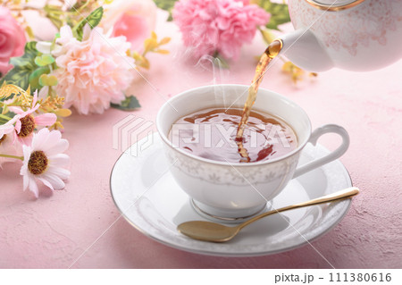 贅沢なお茶の時間 紅茶タイム (ティータイム)　紅茶とお花 111380616