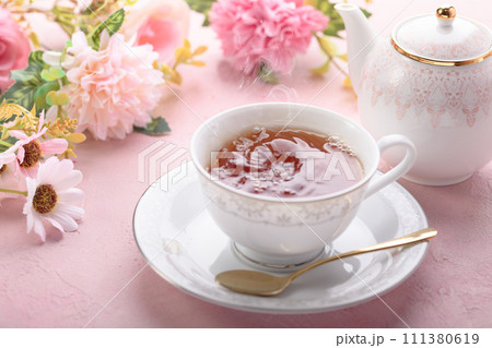 贅沢なお茶の時間 紅茶タイム (ティータイム)　紅茶とお花 111380619