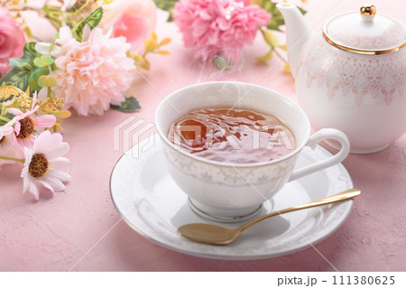 贅沢なお茶の時間 紅茶タイム (ティータイム)　紅茶とお花 111380625