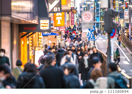 日本の横浜都市景観 2月。JN.1に置き換わり進む…賑わうパルナードST＝令和6年2月8日 111380694