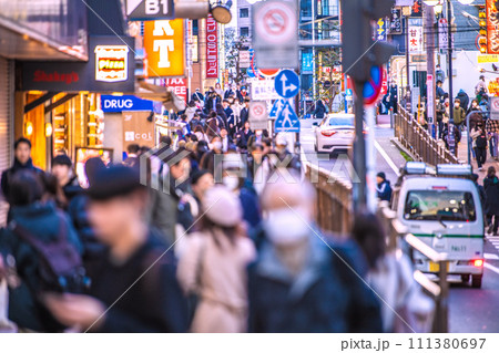 日本の横浜都市景観 2月。JN.1に置き換わり進む…賑わうパルナードST＝令和6年2月8日 111380697