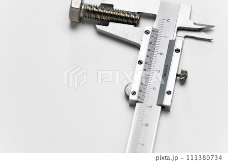 ノギスとボルト 111380734