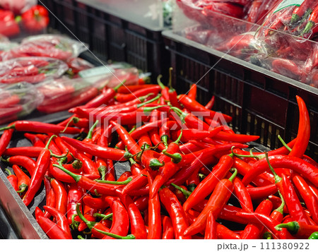 野菜売り場　赤い唐辛子 111380922