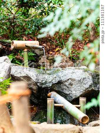 日本庭園のわびさびの景色　鹿威し 111381107