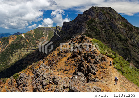 夏の八ヶ岳連峰・横岳・硫黄岳と稜線を行く登山者 夏の八ヶ岳連峰・横岳・硫黄岳と稜線を行く登山者 111381255