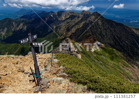 八ヶ岳連峰・赤岳山頂から見る横岳・硫黄岳稜線 111381257