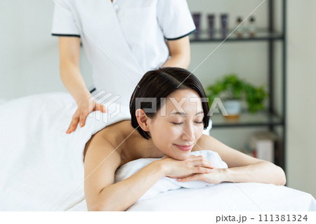 エステの施術を受けるミドルの女性 111381324