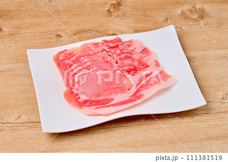 豚肉、しゃぶしゃぶ用、ロース肉、薄切り。食材。 111381519