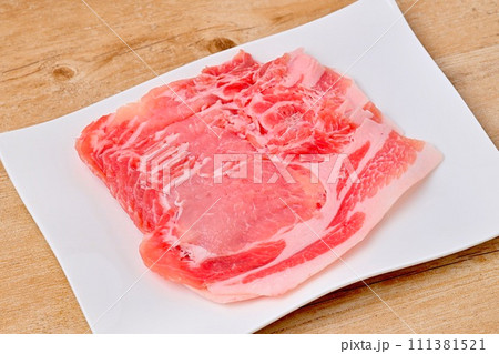 豚肉、しゃぶしゃぶ用、ロース肉、薄切り。食材。 111381521