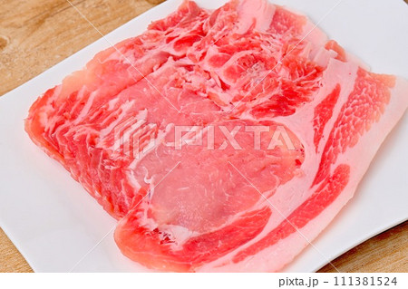 豚肉、しゃぶしゃぶ用、ロース肉、薄切り。食材。 豚肉、しゃぶしゃぶ用、ロース肉、薄切り。食材。 111381524