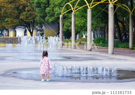 噴水を見て喜ぶ女の子 噴水を見て喜ぶ女の子 111381733
