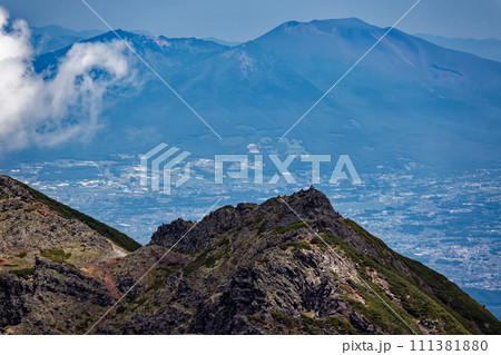 八ヶ岳連峰・赤岳山頂から見る横岳と浅間山 111381880