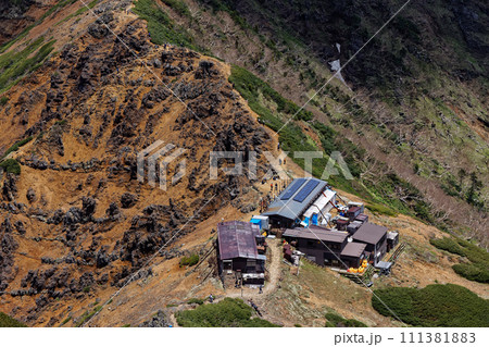 八ヶ岳連峰・赤岳山頂から見る天望荘 111381883