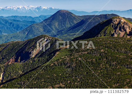 八ヶ岳連峰・硫黄岳から見る西天狗岳・蓼科山と残雪の白馬連峰 八ヶ岳連峰・硫黄岳から見る西天狗岳・蓼科山と残雪の白馬連峰 111382579