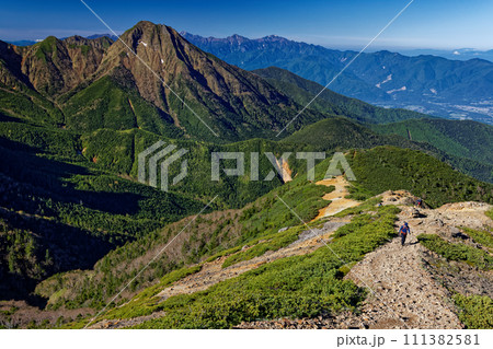 八ヶ岳連峰・硫黄岳から見る阿弥陀岳と南アルプス 八ヶ岳連峰・硫黄岳から見る阿弥陀岳と南アルプス 111382581