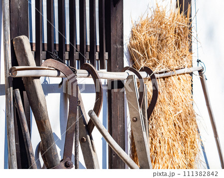 伝統的な農作業の道具 111382842