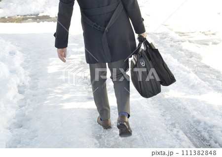 雪道を歩く人 111382848