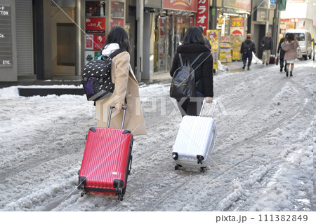 雪道を歩く人 111382849