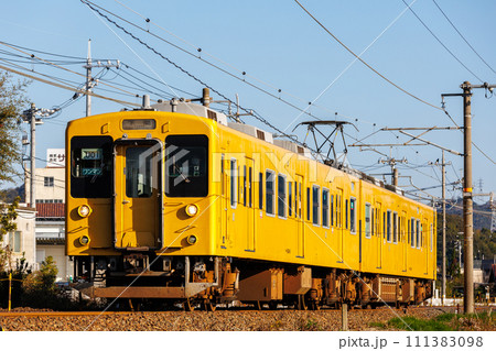 山陽本線を走行する国鉄型105系直流電車 山陽本線を走行する国鉄型105系直流電車 111383098