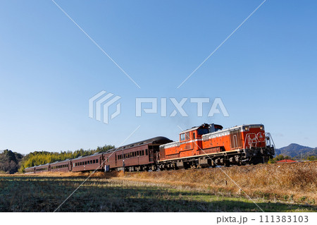 青空の下を走るDL津和野稲成号(DD51型ディーゼル機関車) 青空の下を走るDL津和野稲成号(DD51型ディーゼル機関車) 111383103