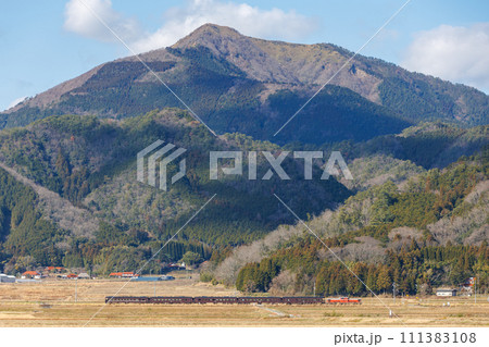 十種ヶ峰をバックに走るDLやまぐち号 十種ヶ峰をバックに走るDLやまぐち号 111383108