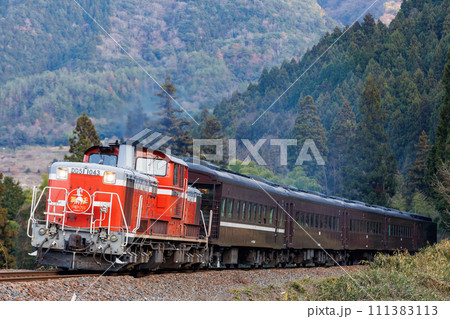 DD51を先頭に峠を登る「DL津和野稲成号」 111383113