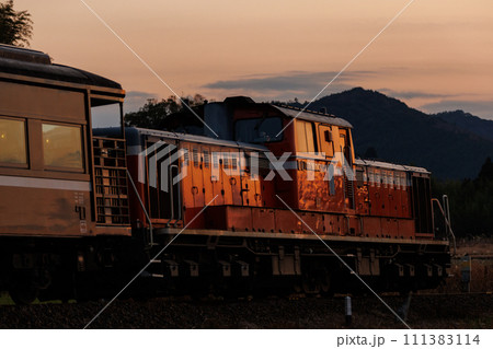 夕日を浴びて峠を下るDD51型ディーゼル機関車「DLやまぐち」号」 夕日を浴びて峠を下るDD51型ディーゼル機関車「DLやまぐち」号」 111383114
