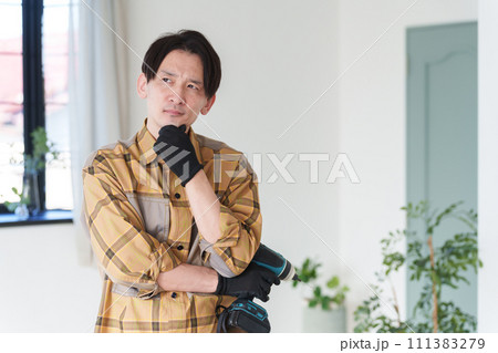 DIYする考える男性 DIYする考える男性 111383279