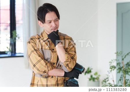 DIYする考える男性 DIYする考える男性 111383280