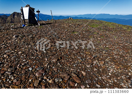 夏の八ヶ岳連峰・硫黄岳山頂の風景 夏の八ヶ岳連峰・硫黄岳山頂の風景 111383660