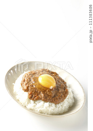 卵黄乗せ熱々キーマカレーを白背景で撮影 111383686