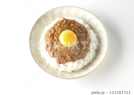 卵黄乗せ熱々キーマカレーを白背景で俯瞰撮影 111383721