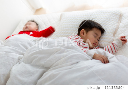 昼寝をする幼児と乳児ふたり 111383804