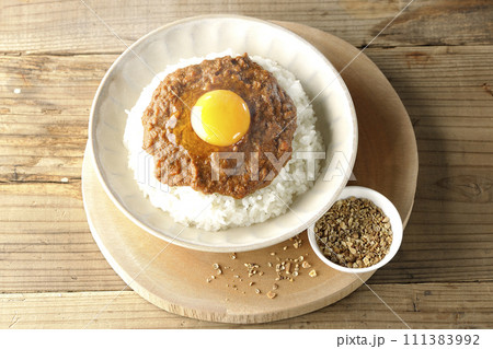 卵黄乗せ熱々キーマカレーと小皿にスパイス 卵黄乗せ熱々キーマカレーと小皿にスパイス 111383992
