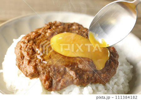 卵黄乗せスパイシー熱々キーマカレーの卵をスプーンで割るシーン 卵黄乗せスパイシー熱々キーマカレーの卵をスプーンで割るシーン 111384182