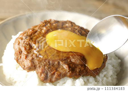 卵黄乗せスパイシー熱々キーマカレーの卵をスプーンで割るシーン 卵黄乗せスパイシー熱々キーマカレーの卵をスプーンで割るシーン 111384183