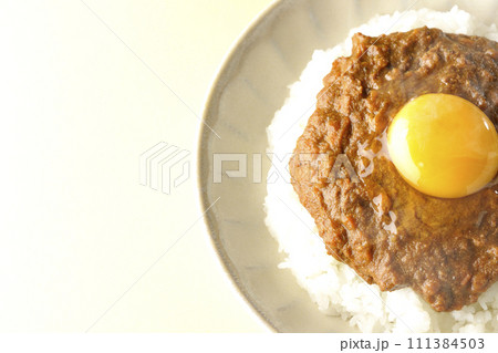 卵黄乗せスパイシー熱々キーマカレー 111384503