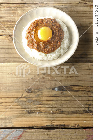 卵黄乗せスパイシー熱々キーマカレー 111384550