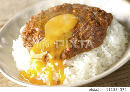 卵黄乗せスパイシー熱々キーマカレー 卵黄乗せスパイシー熱々キーマカレー 111384573
