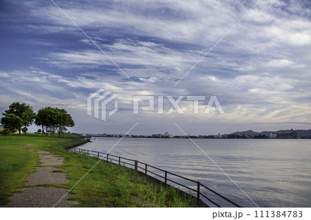 朝の東郷湖 111384783