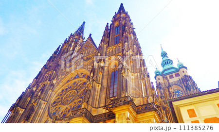 プラハ城　雄大な聖ヴィート大聖堂 111385276