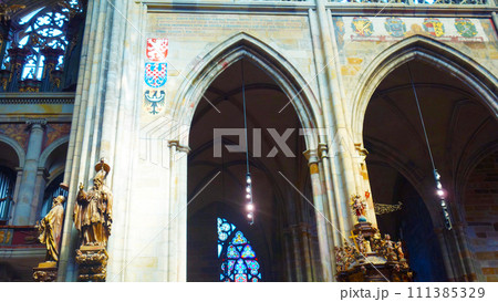 プラハ城　聖ヴィート大聖堂の室内 111385329