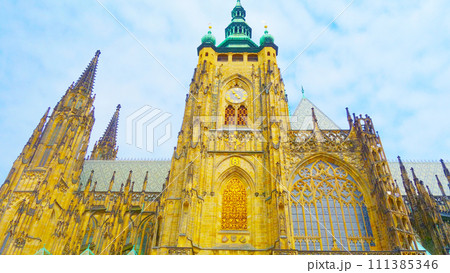 プラハ城　聖ヴィート大聖堂の外観 111385346