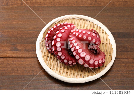 木目背景でざるに盛ったたこ 111385934