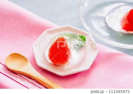 アガーで作るイチゴゼリー 111385972