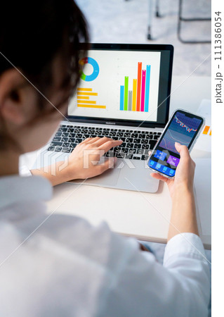 株取引をする女性 株取引をする女性 111386054